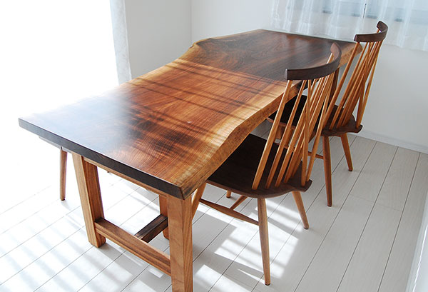 一枚板の魅力溢れるモンキーポッドの輪切りテーブル | 大和屋家具店blog