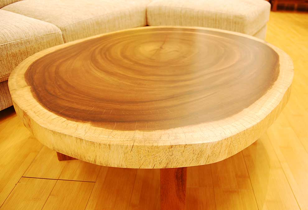 一枚板の魅力溢れるモンキーポッドの輪切りテーブル | 大和屋家具店blog