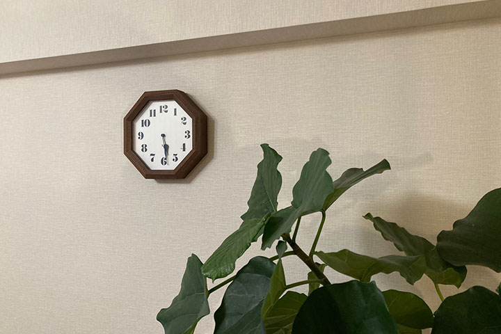 100歳の氏のディレクションのもと素材やバランスを見直しリデザインされた八角形の時計。
