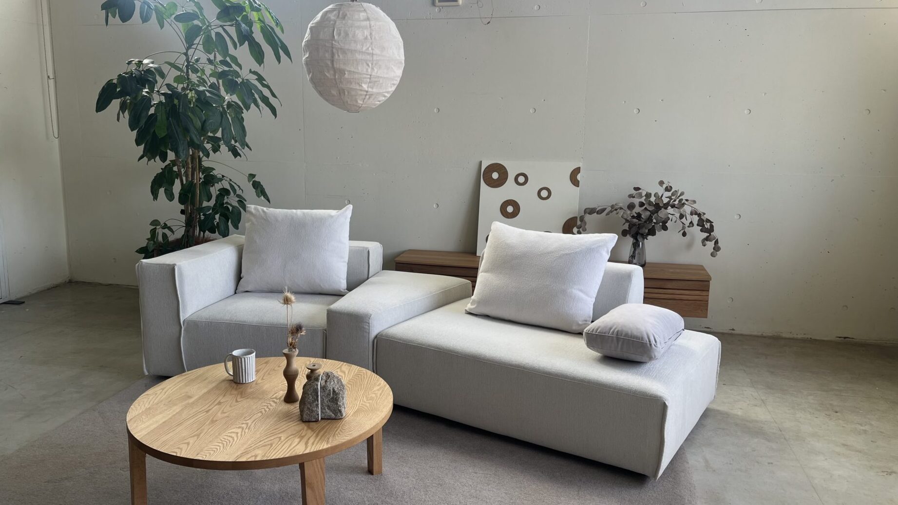 カバーリングソファとオークの丸テーブル