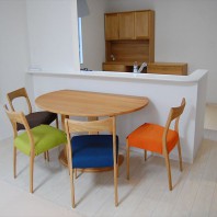 オークのキッチン収納と変形テーブル